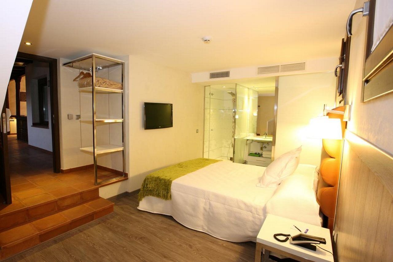 אלקאלה דה הנארס Evenia Alcala Boutique Hotel מראה חיצוני תמונה