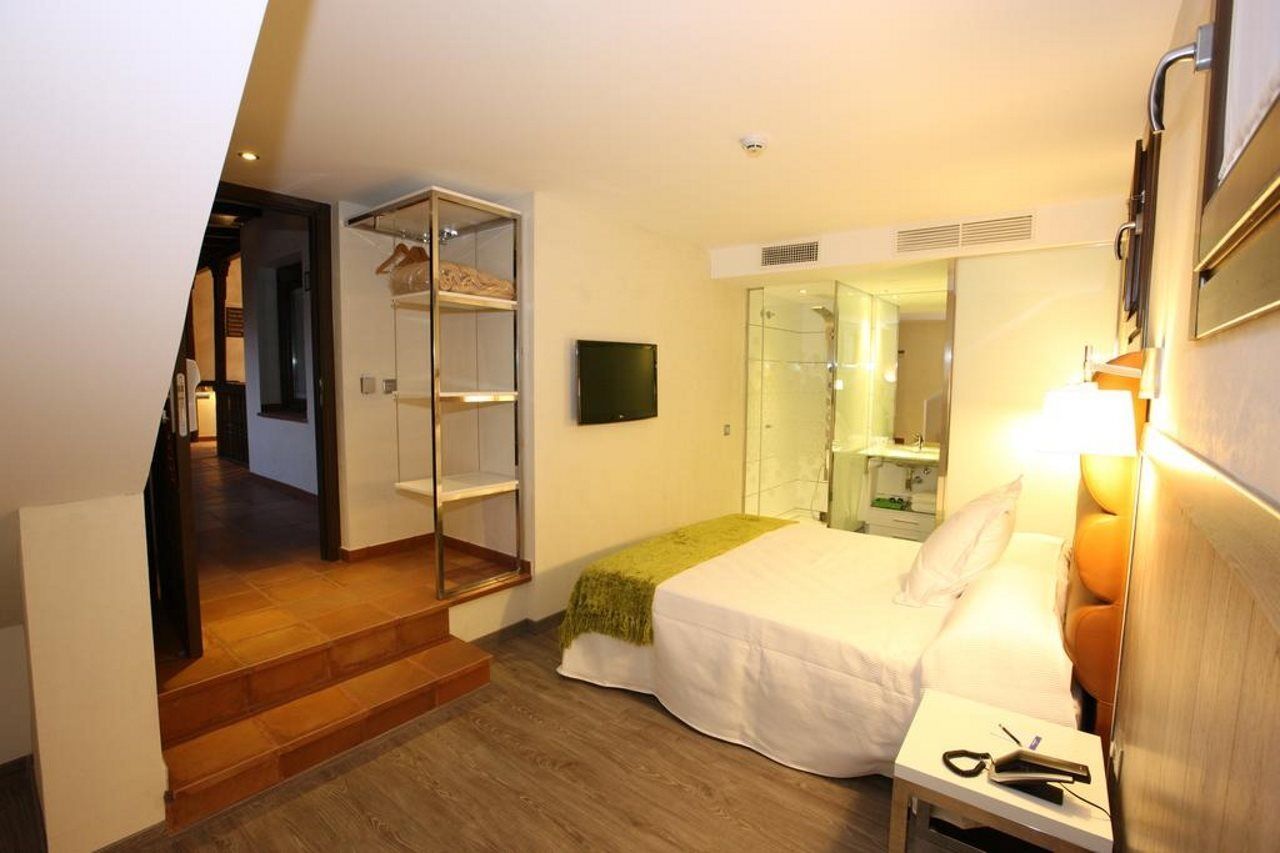 אלקאלה דה הנארס Evenia Alcala Boutique Hotel מראה חיצוני תמונה